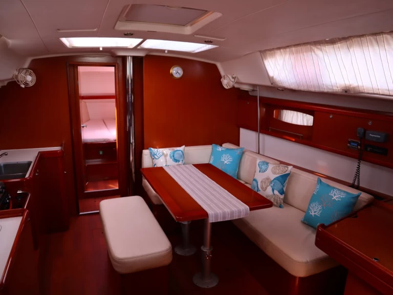 Bénéteau Oceanis 43 mieten Álimos