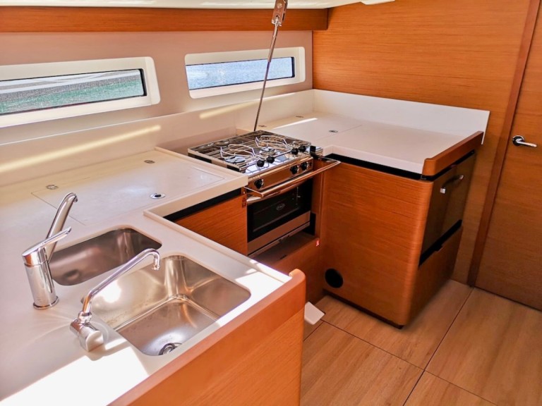 YachtCharter in Mandalina Marina - Jeanneau Sun Odyssey 490 auf SamBoat