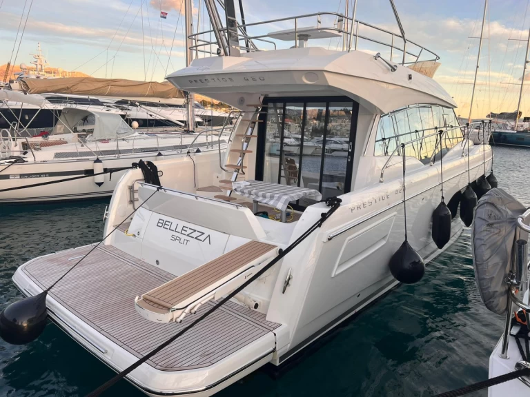 Ein Jeanneau Prestige 42 Fly mieten in Split