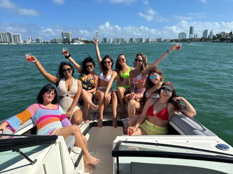 Sea Ray Sea Ray 270 Sundeck Outboard mieten Miami