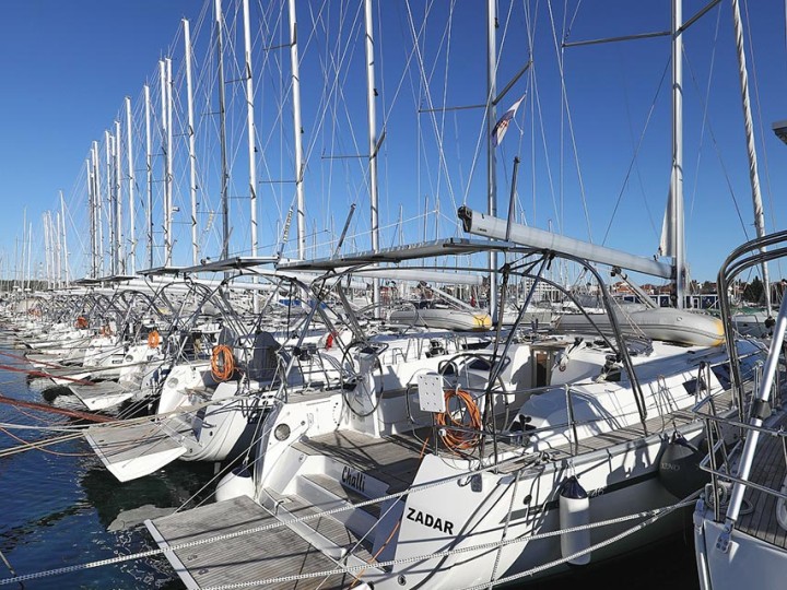 Ein Bavaria Cruiser 46 mieten in Pula