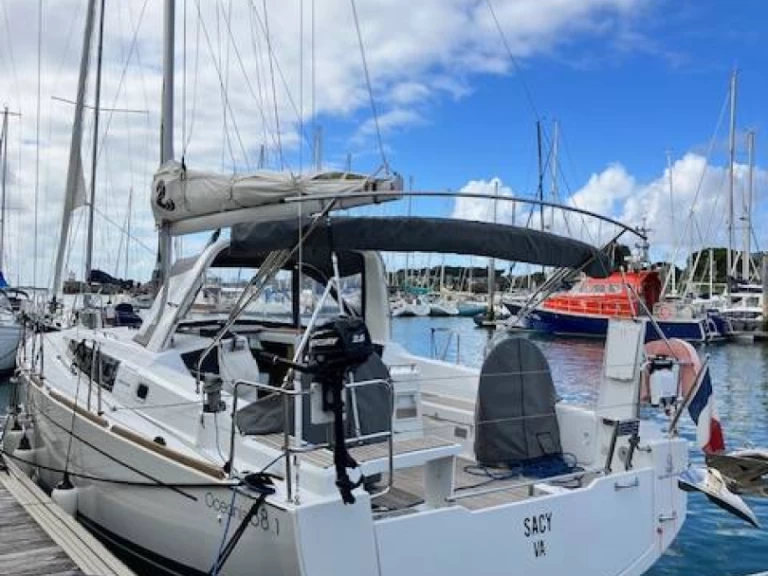 Ein Bénéteau Oceanis 38.1 mieten in Larmor-Plage