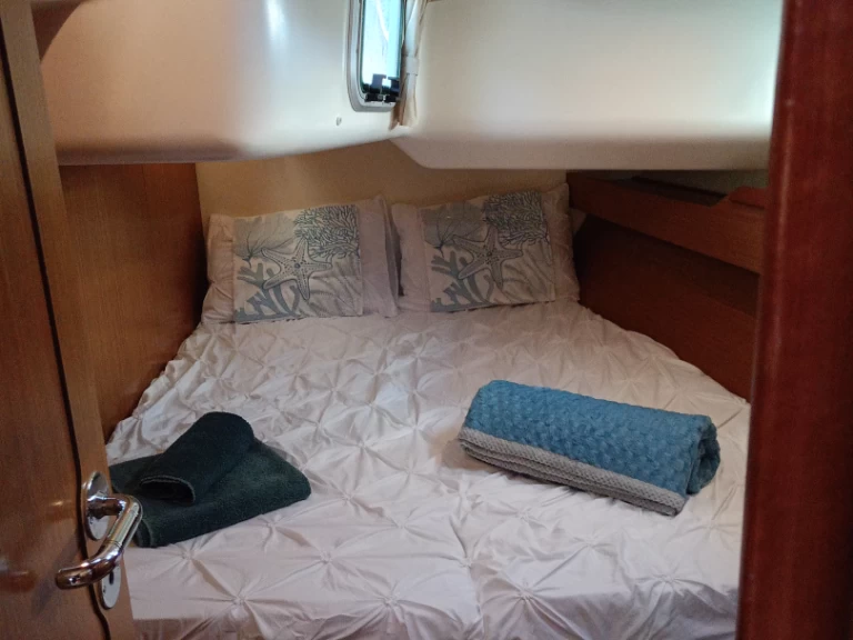 Ein Jeanneau Sun Odyssey 49 Performance mieten in Toulon