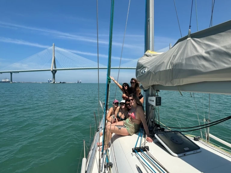 Ein Bénéteau First 36.7 mieten in Cádiz