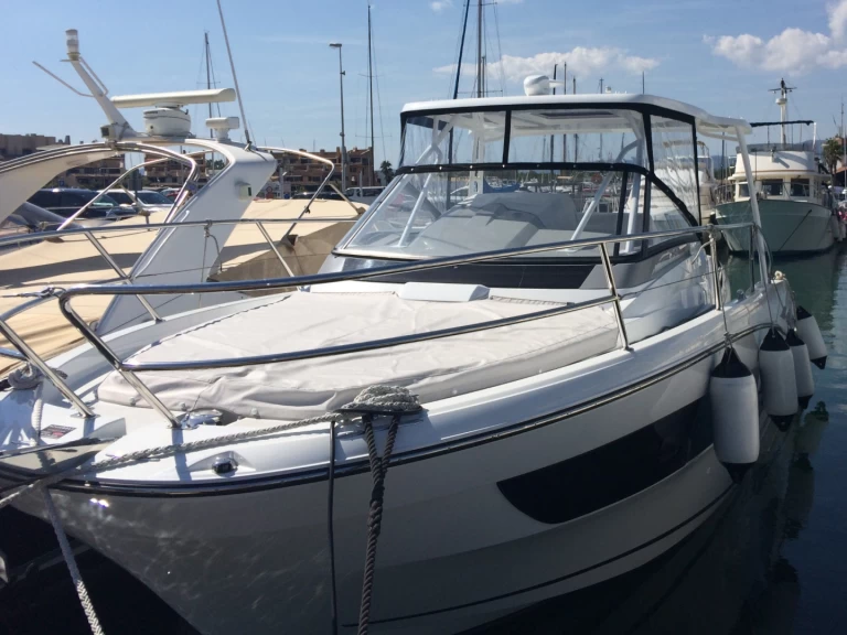 Motorboot mit oder ohne Skipper Jeanneau mieten in Cogolin