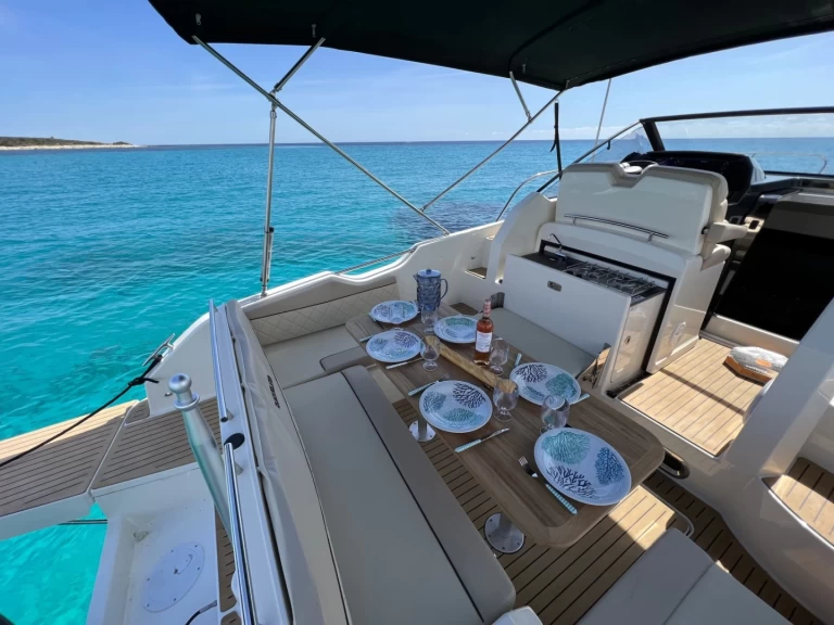 Ein B2 Marine CAP FERRET 752 CRUISER mieten in Cannes
