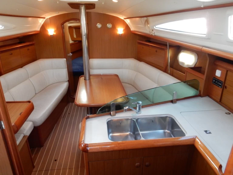 YachtCharter in Akhíllio - Jeanneau Sun Odyssey 37 auf SamBoat