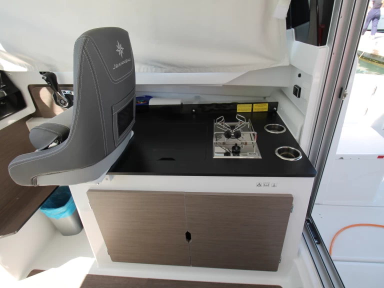 Motorboot mit oder ohne Skipper Jeanneau mieten in Biograd na Moru