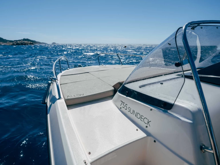 Ein Quicksilver Activ 755 Sundeck mieten in Marseille