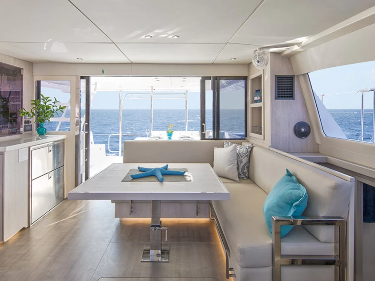 Ein Leopard Leopard 43 Powercat mieten in Road Town