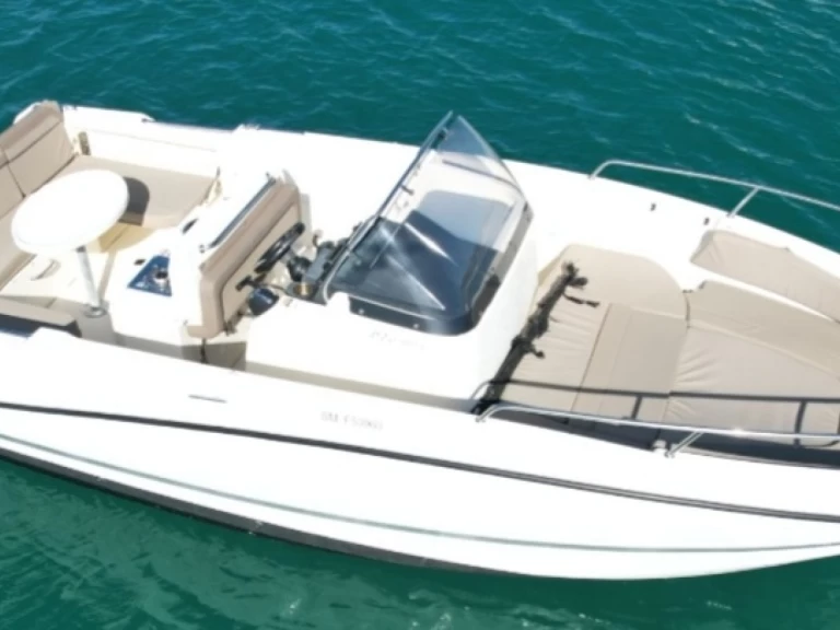 Ein Quicksilver Active 755 open mieten in Marseille