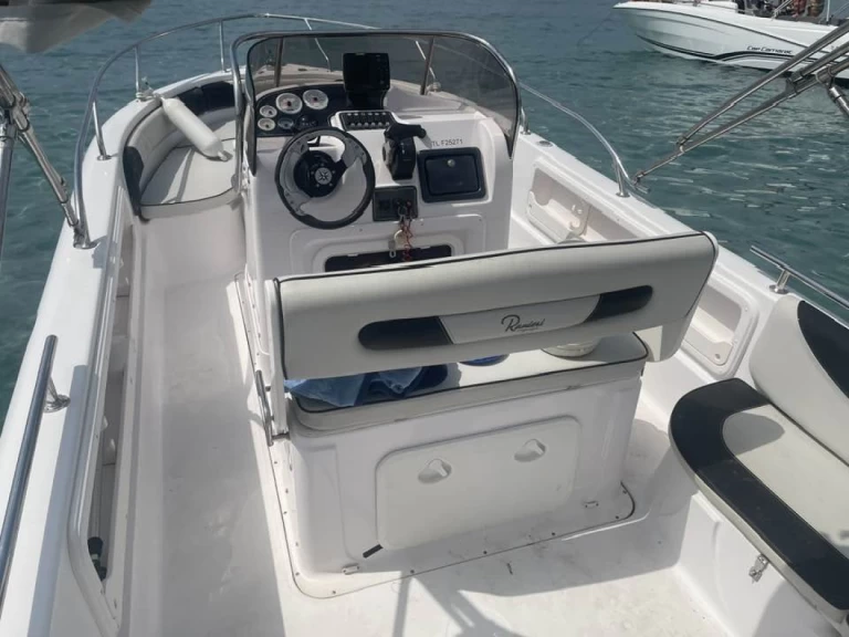 Ein Ranieri Voyager 22 mieten in Hyères