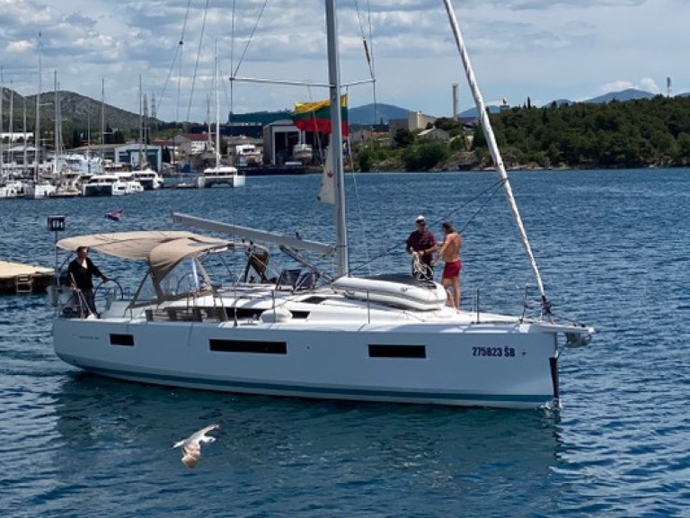 Segelboot mit oder ohne Skipper Jeanneau mieten in Šibenik