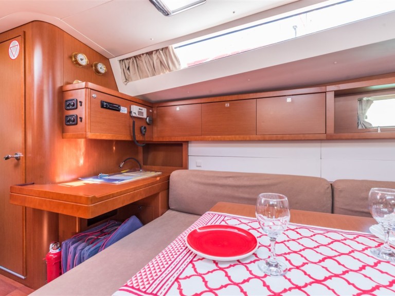 Ein Bénéteau Oceanis 48 mieten in Pomer
