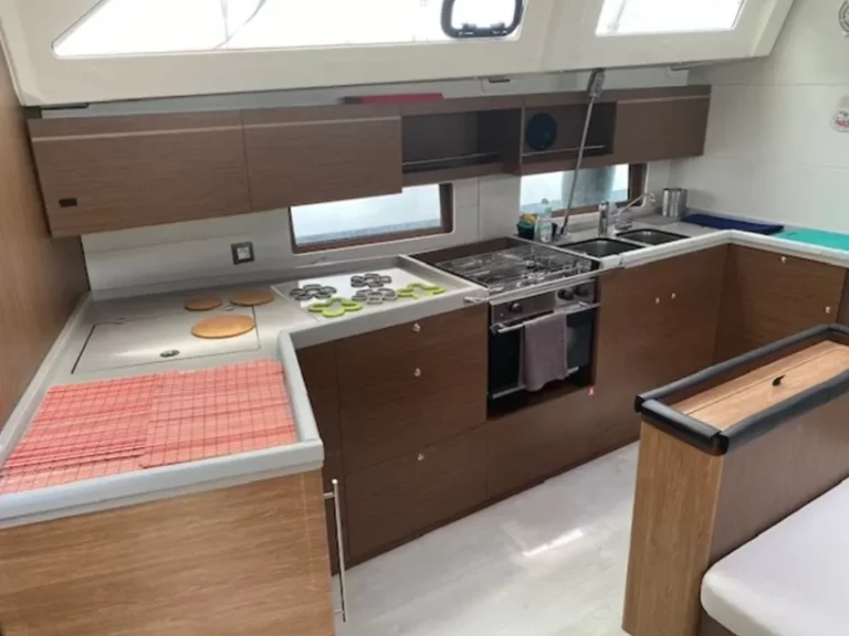 Ein Bénéteau Oceanis 46.1 mieten in Álimos