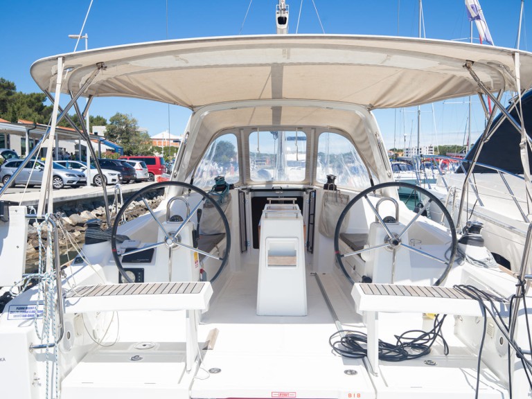 Ein Bénéteau Oceanis 35 mieten in Pomer