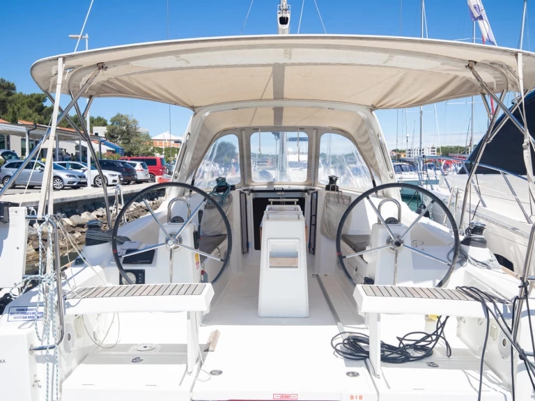 Ein Bénéteau Oceanis 35 mieten in Pomer