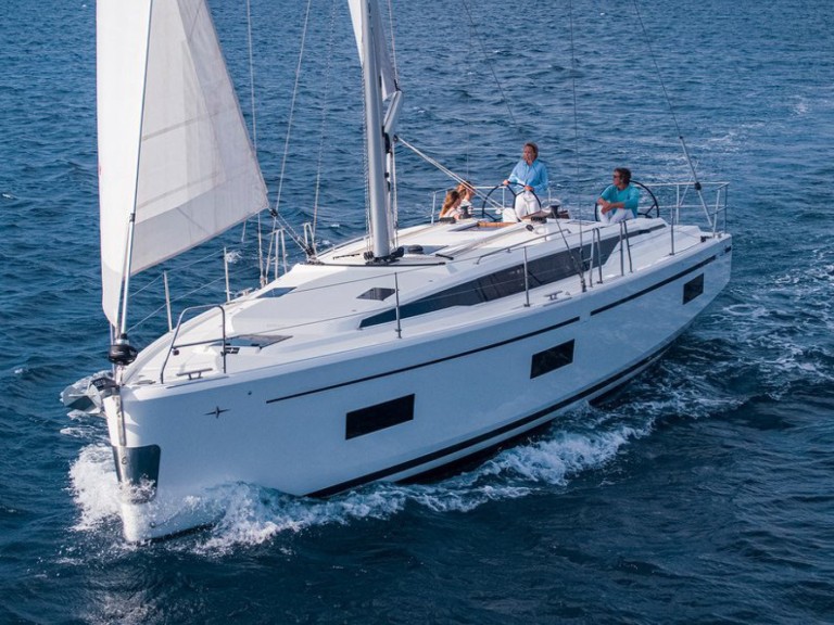 Ein Bavaria Bavaria 42 Cruiser mieten in Castellammare di Stabia