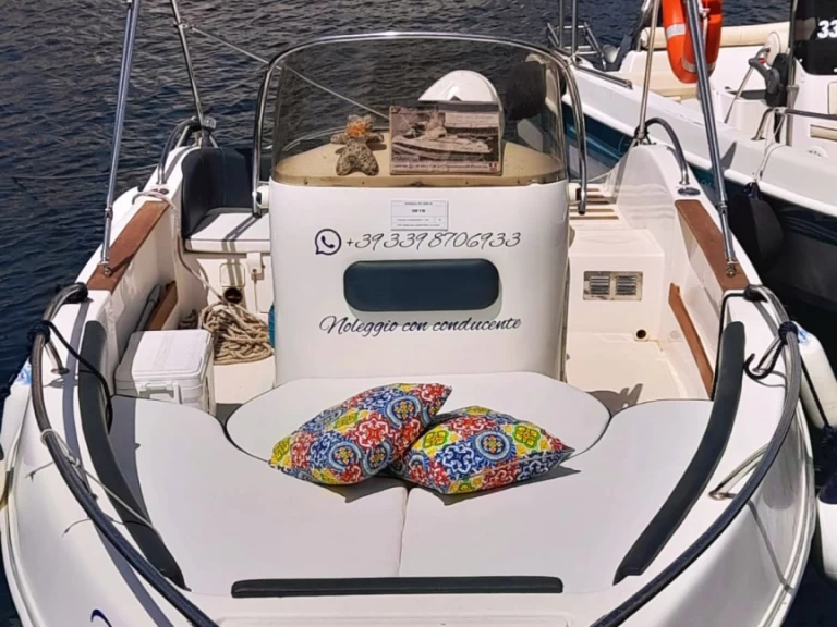Ein Ascari Prestige one mieten in Lipari