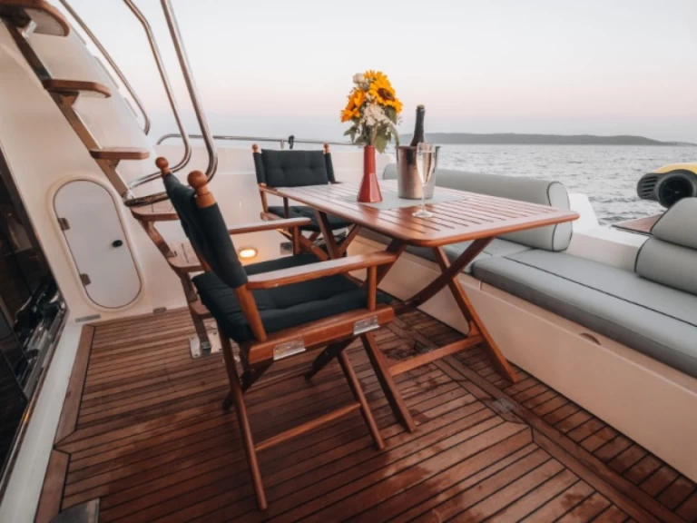 Ein Sunseeker Manhattan 48 Fly mieten in Kaštel Gomilica