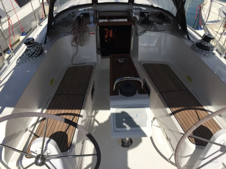 Ein Bavaria Cruiser 41 mieten in Álimos
