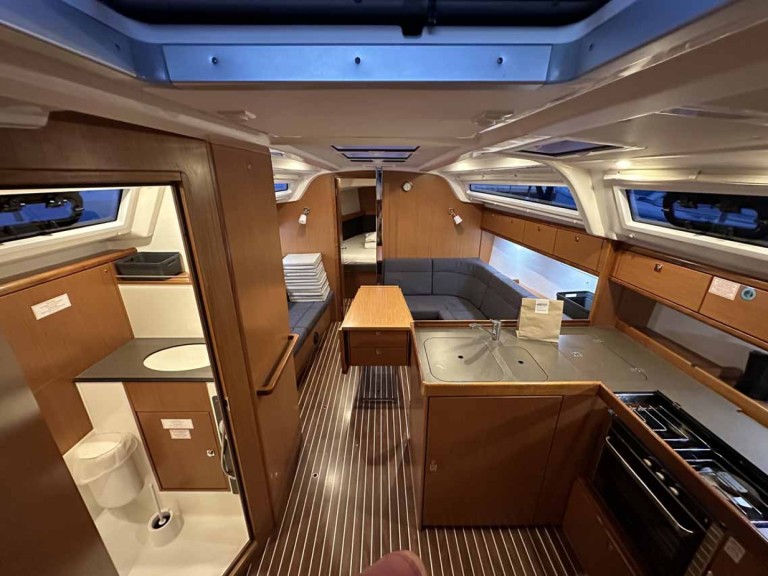 YachtCharter in Jezera - Bavaria Cruiser 37 auf SamBoat