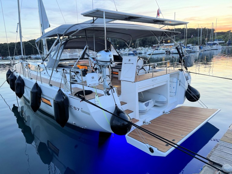 Boot mieten Pula günstig Bavaria C57 Style - 5 + 1 cab.