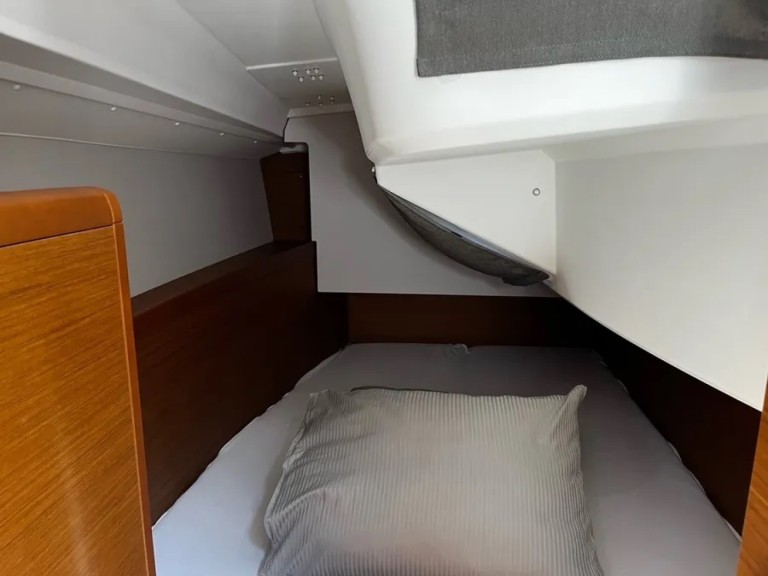 Ein Jeanneau Sun Odyssey 349 mieten in Pula