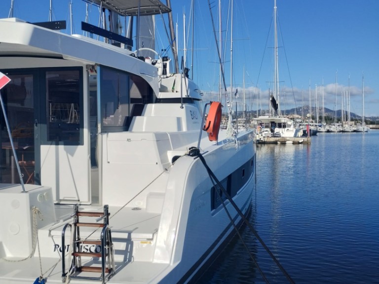 Ein Bali Catamarans Bali Catspace Voile mieten in Olbia