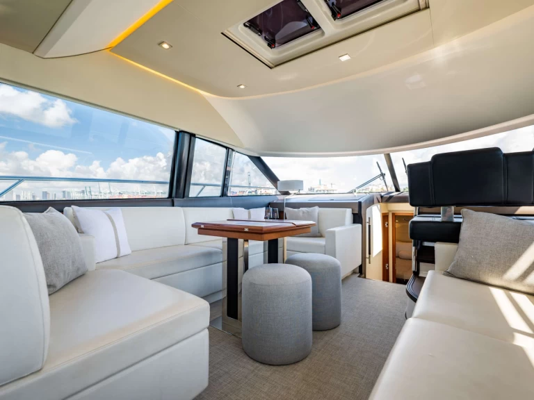 Ein Prestige Yachts Whiskey &amp; Waves mieten in Nassau