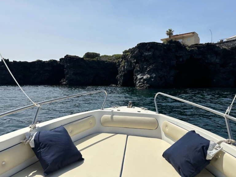 Ein cosiver Charro 555 mieten in Catania