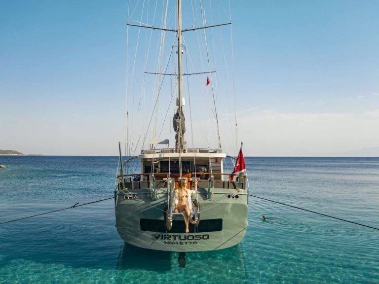 Ein Custom Made Virtuoso mieten in Lavrion