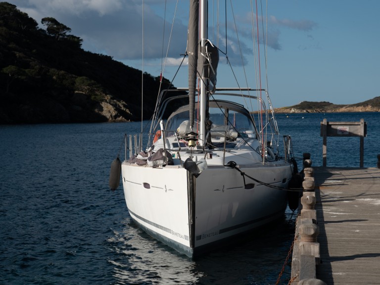 YachtCharter in Bormes-les-Mimosas - Bénéteau Oceanis 40 auf SamBoat