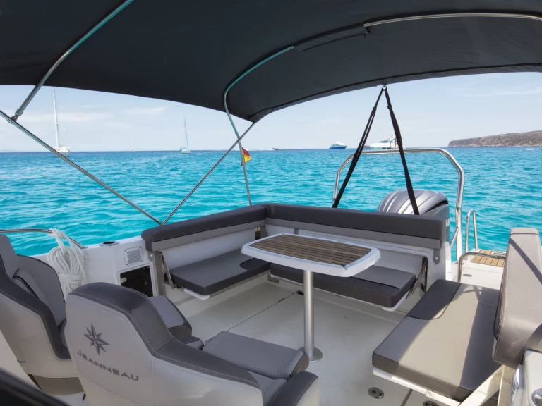 YachtCharter in Sant Antoni de Portmany - Jeanneau Cap Camarat 7.5 WA auf SamBoat