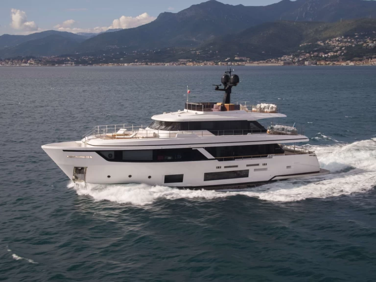 Ein Custom Line RARE GEM  mieten in Imperia