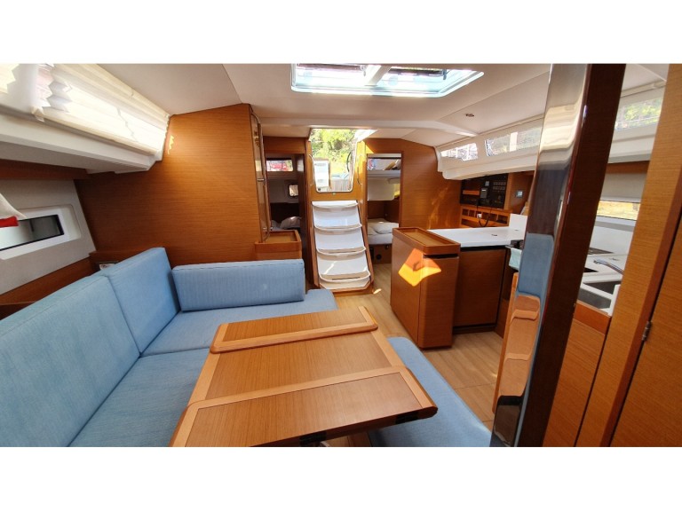 Ein Jeanneau Sun Odyssey 440 mieten in Pomer