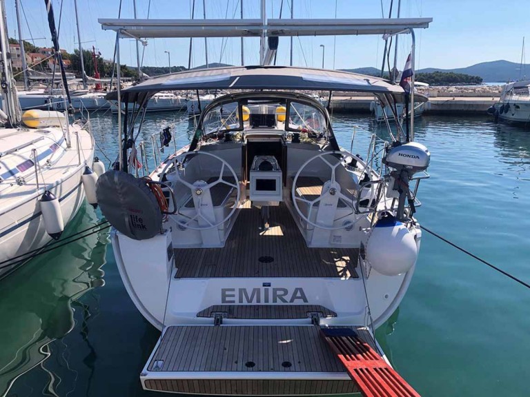 Ein Bavaria Cruiser 37 mieten in Jezera