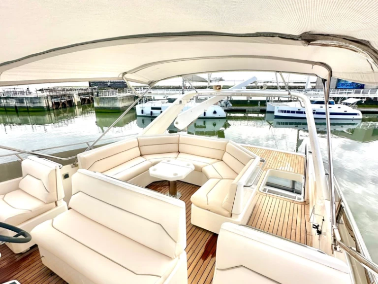Ein Princess 65 mieten in Lissabon