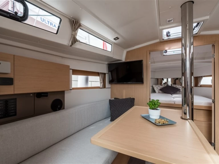 Bénéteau Oceanis 38.1 mieten Split