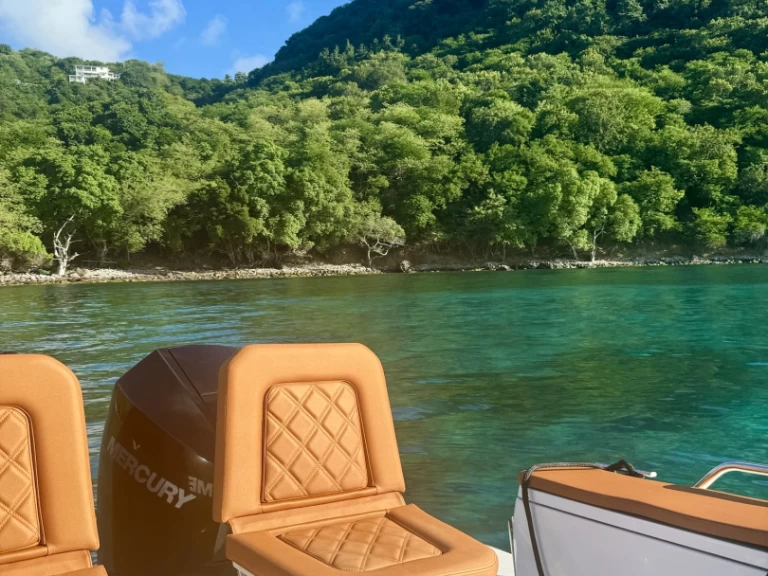 Motorboot mit oder ohne Skipper Axopar mieten in Fort-de-France