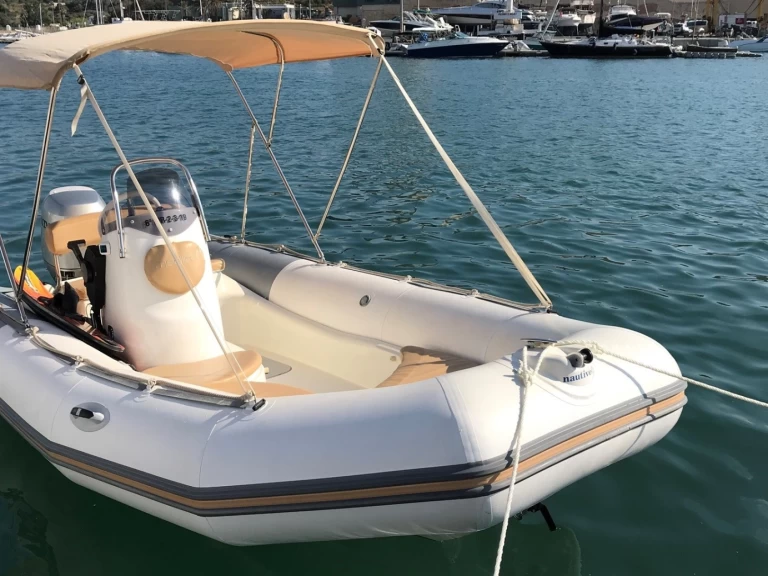 Ein Zodiac Medline 500 mieten in Mahón