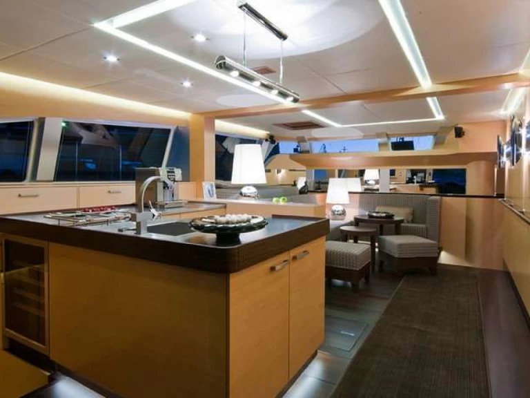 Ein Sunreef IPHARRA mieten in Olbia