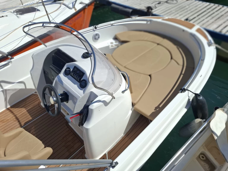 Motorboot mieten in Puerto Deportivo De La Duquesa zum besten Preis