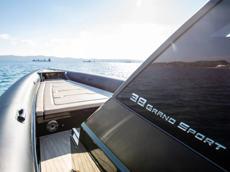 Schlauchboot mit oder ohne Skipper Technohull mieten in Lavrion