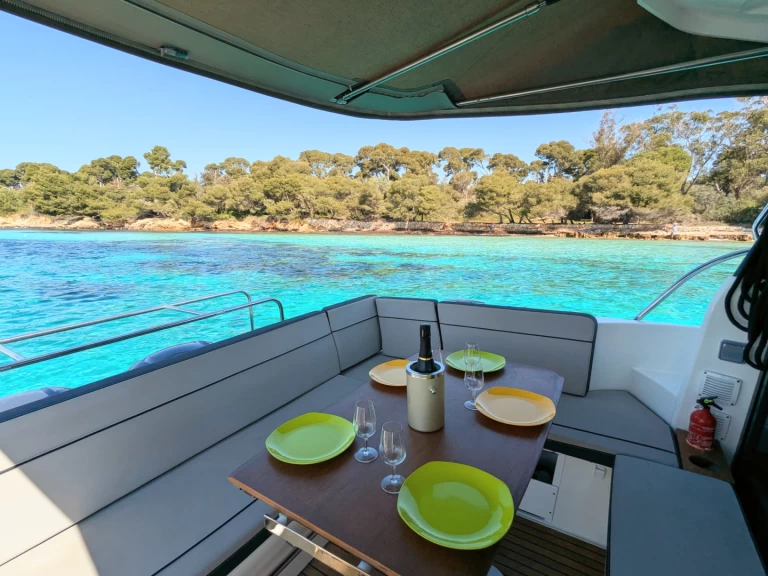 Ein Jeanneau Merry Fisher 1095 mieten in Cannes