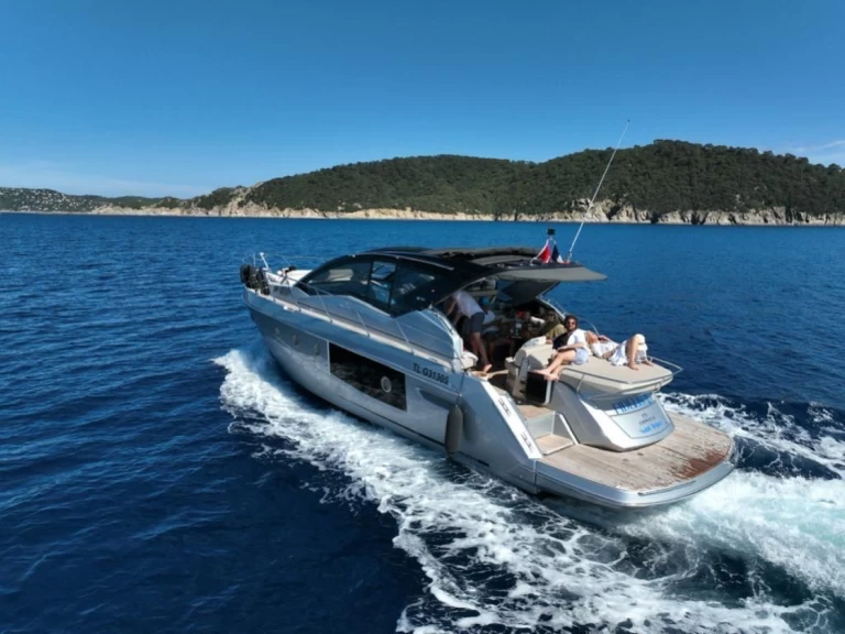 Ein Cranchi M 44 Hard Top mieten in Saint-Tropez