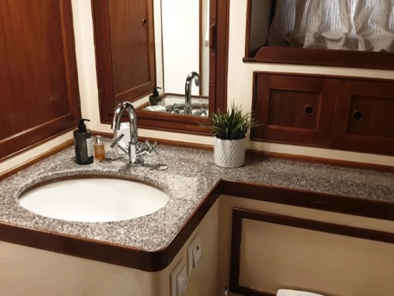 Grand Banks 	72 Aleutian RP mieten Agios Kosmas Marina