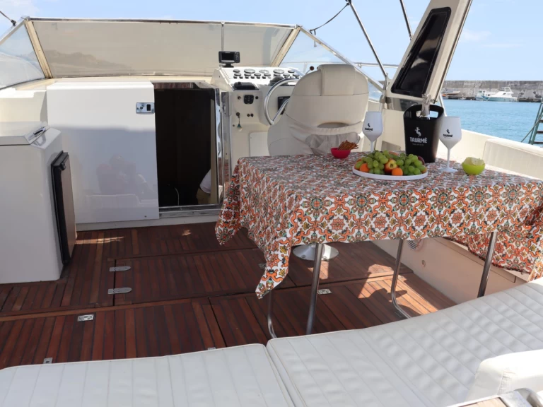 Ein Shuttle Shuttle 43 mieten in Taormina