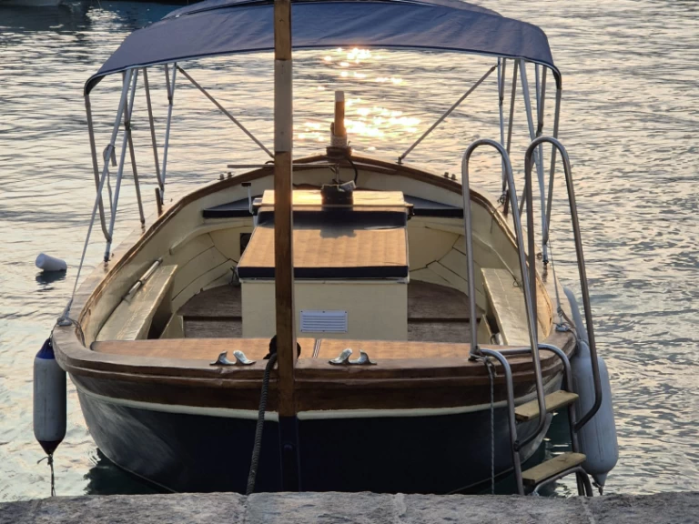 Motorboot mit oder ohne Skipper Gozzo mieten in Taormina
