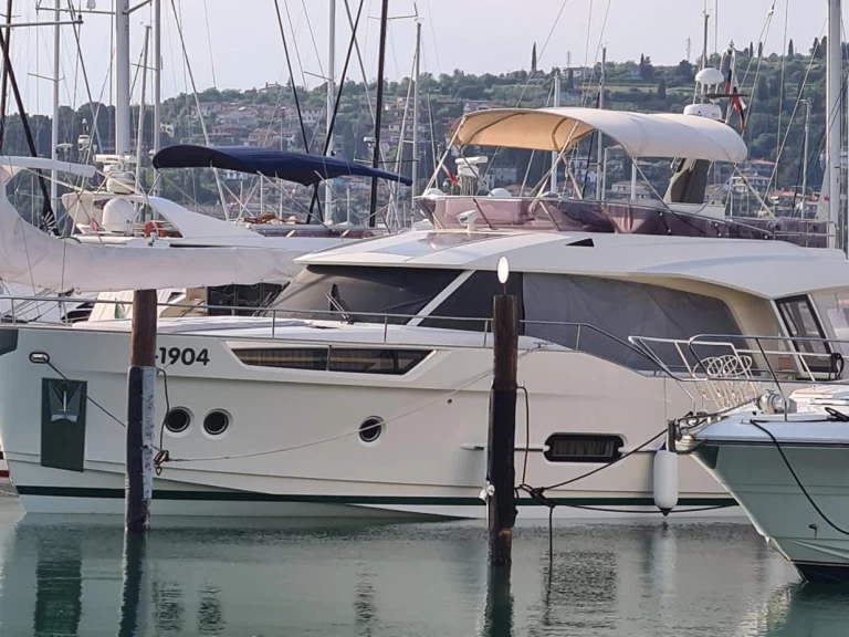 Ein Greenline Yachts Greenline 48 Fly mieten in Portorož